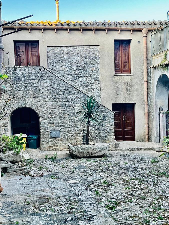 Cortile Padre Vincenzo *